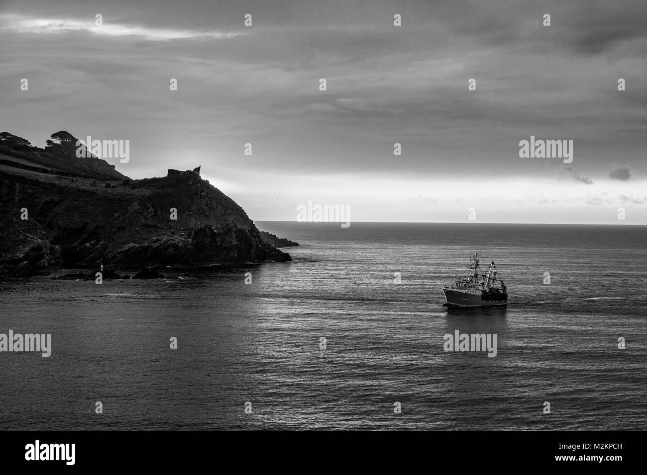 Eine rote Trawler Yacht zurück auf fowey am Morgen ein paar Stunden, bevor es zum ersten Mal in 8 Jahren schneit Stockfoto