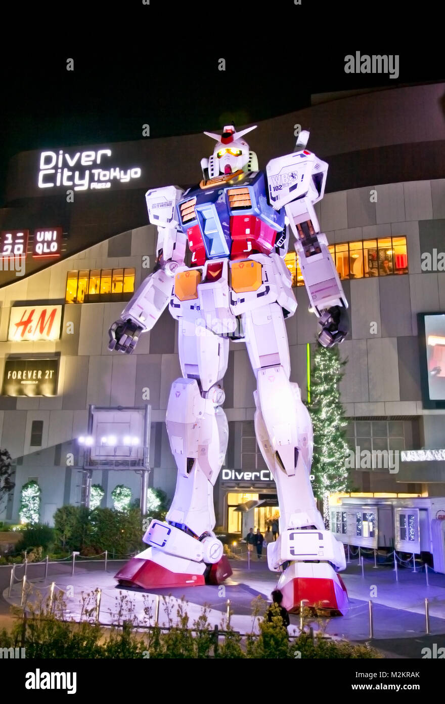 ODAIBA, Tokio - Januar 28, 2014: Das ist 1:1 Nachbildung des titelgebenden japanischer Roboter anime Gundam. Stehend 18 m groß vor Diver Stadt in Tokio, Japan. Stockfoto