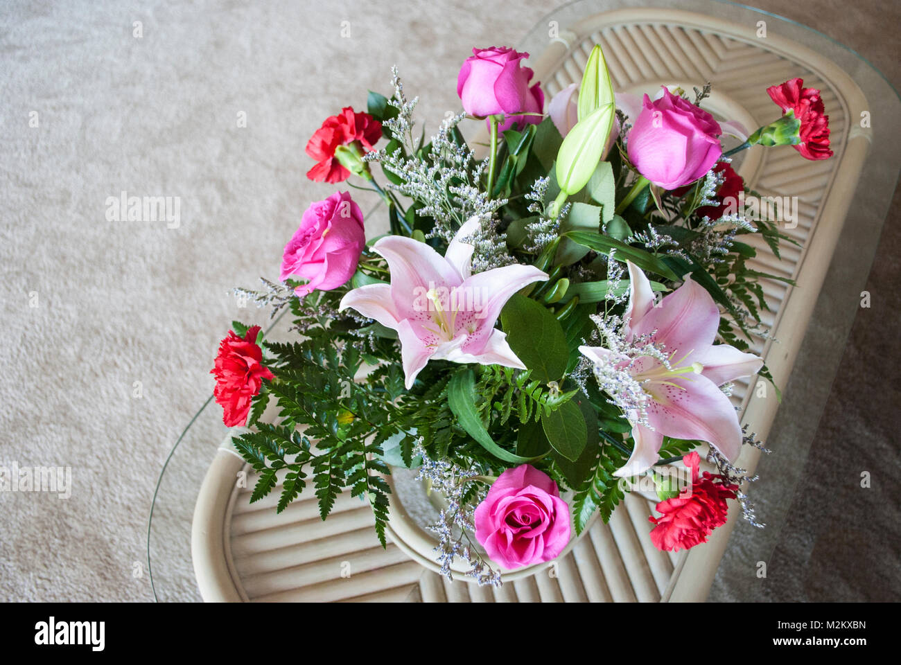 Blumenstrau aus Rosen und Lilien. Nahaufnahme, Makro. Auf Bambus Tisch  Stockfotografie - Alamy