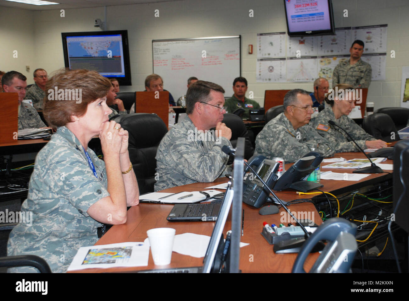 Führer der Texas Militär, lokale und staatliche Beamte erhalten eine Einweisung vom nationalen Wetterdienst und führte eine staatliche Rettungsmaßnahmen/Gemeinsame Emergency Operations Center Telekonferenz hier Dienstag morgen Bemühungen zu koordinieren, um zur Unterstützung der Tropische Sturm Alex. 100629-A-001-1808 M.jpg durch Texas militärische Abteilung Stockfoto