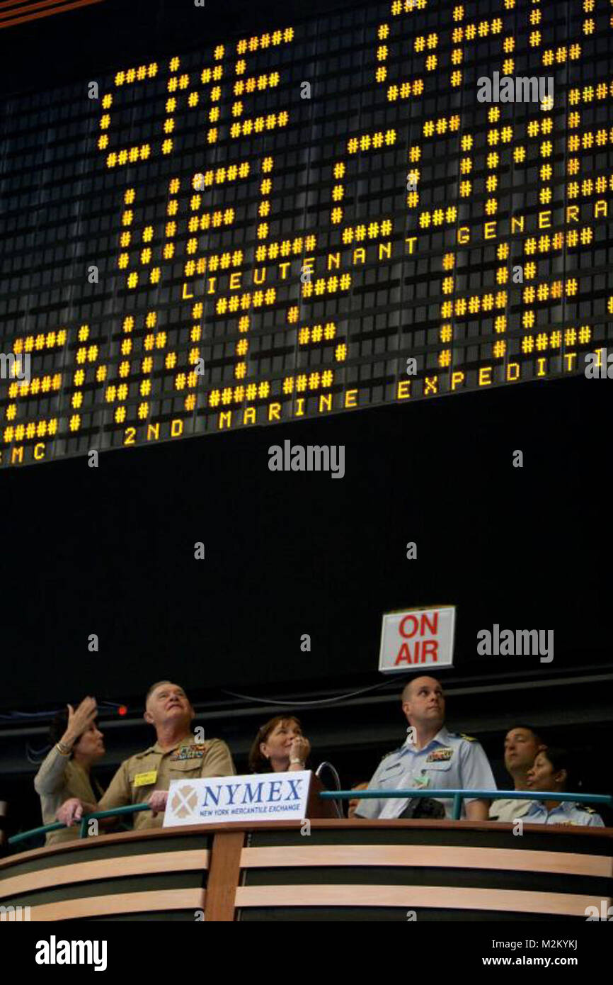 Generalleutnant Dennis J. Hejlik, Kommandierender General der 2. MEF, blickt auf die New York Mercantile Exchange Trading Floor, vor ihm, indem sie ihm die Schließung der Boden Signal geehrt wird, Mai 22. Generalleutnant Hejlik ist in New York City als Teil der Flotte Woche 2009. (Offizielle Marine Corps Foto: Cpl. Patrick Fleischman) Austausch von NYCMarines Stockfoto