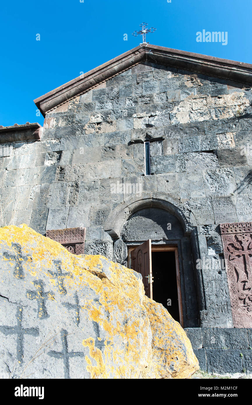 Der Komplex der Sevanavank besteht aus Sts. Arakelots und Karapet Kirchen, eine zerstörte gavit und eine teilweise rekonstruiert Bereich für Mönch Zellen. Stockfoto
