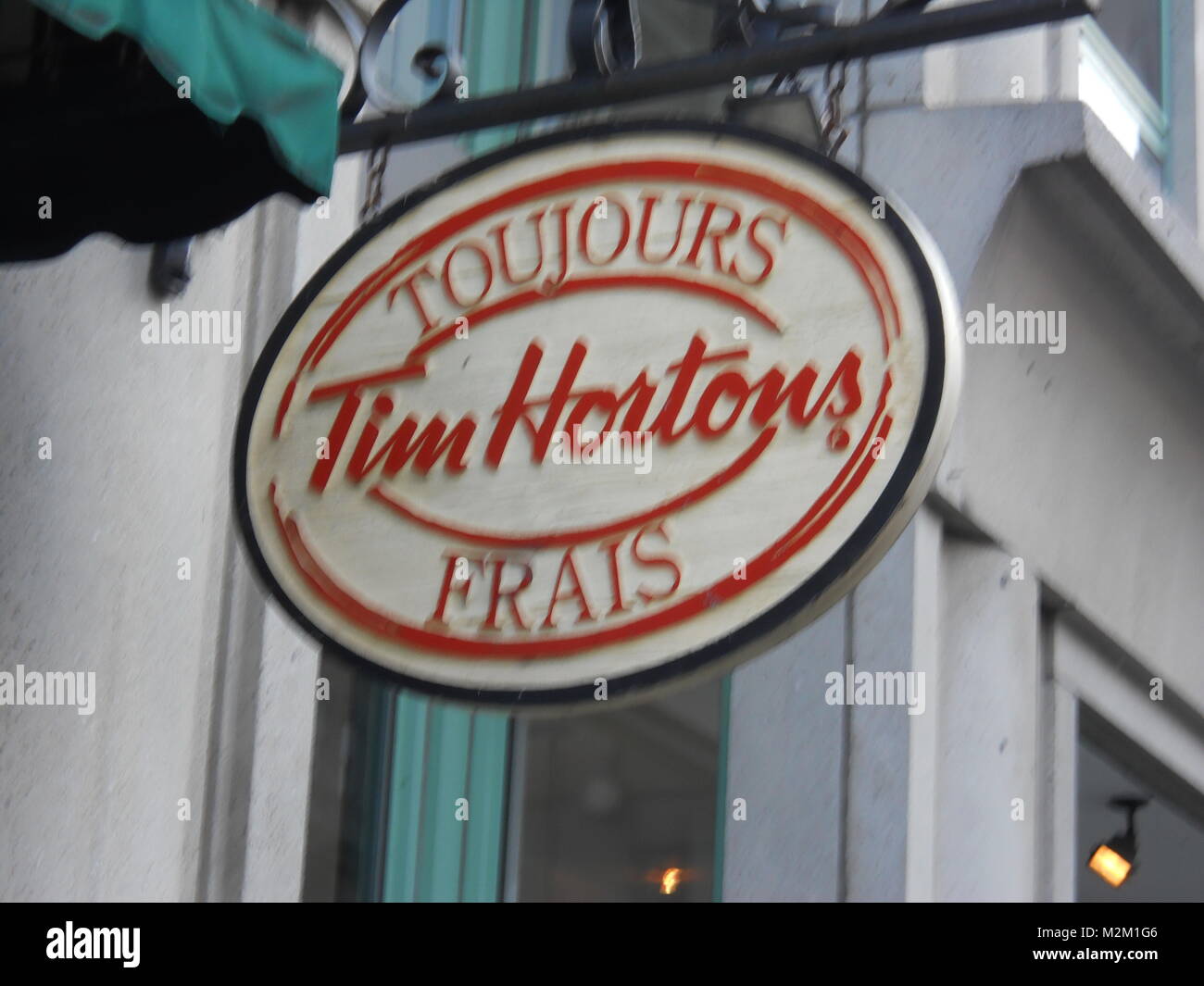 Den letzten MINDESTLOHN ERHÖHT UND NIEDRIGE ARBEITSLOSIGKEIT HAT MAL SCHWIERIG FÜR DIE TIM HORTONS CHAIN Stockfoto