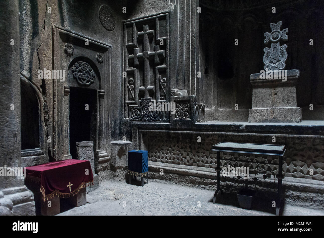 Blick auf den Innenraum der Kirche Halle erleuchtete bei Kerzenlicht und gelbe und weiße Glasmalerei Stockfoto