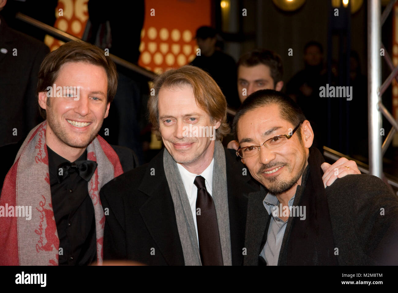 Berlinale 2009 Florian Gallenberger Steve Buscemi Und Teruyuki Kagawa Auf Dem Roten Teppich Zur Premiere Des Films John Rabe Im Friedrichstadtpalast Berlin Am 07 02 2009 Stockfotografie Alamy