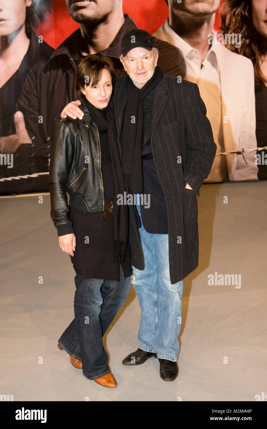 Gabriela und Michael Gwisdek mit dem grauen Roten Teppich bei der Premiere des SAT.1-Event-Films 'Die Grenze' im Sony Center, Berlin, am 02.03.2010 Stockfoto