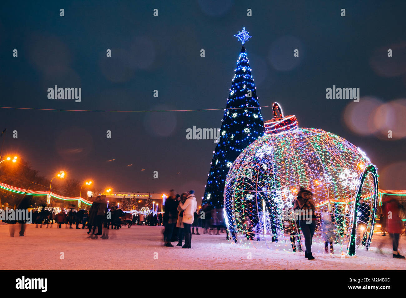 Gomel, Belarus - 25 Dezember, 2016: Stadtplatz der Stadt Gomel im Urlaub das Neue Jahr mit einem Weihnachtsbaum in der Mitte Stockfoto