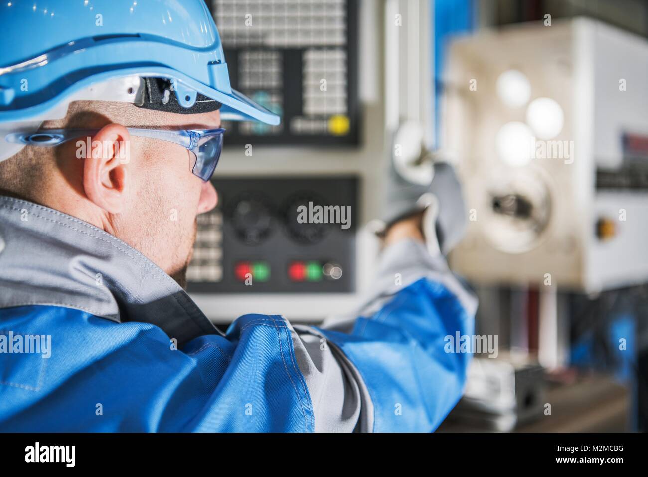 Computer Numerical Control Drehmaschine Maschinenführer. CNC-Kaukasischen Techniker. MEtworking Industrie Anlagen. Stockfoto
