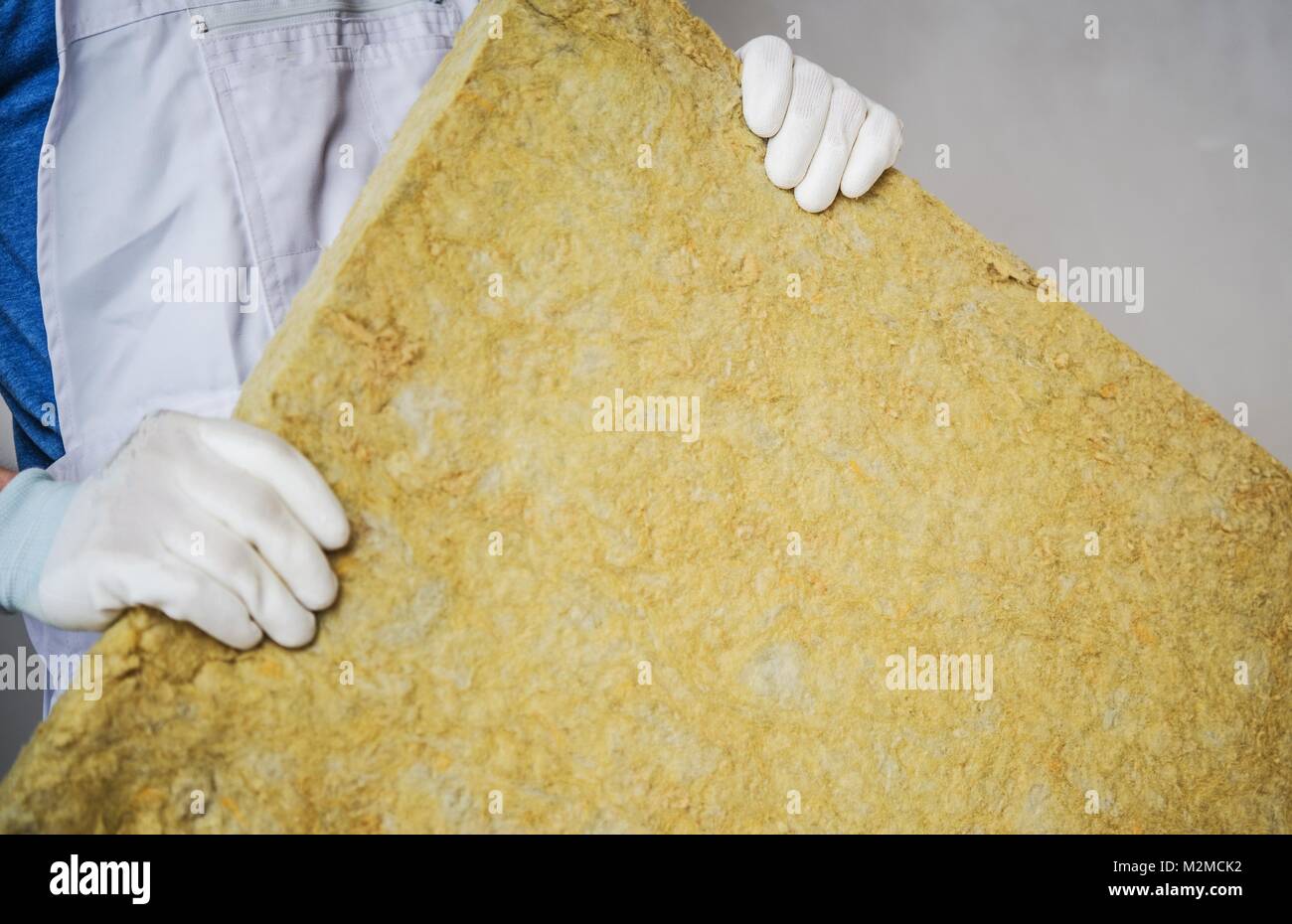 Mineralwolle Material in die Hände der Bauarbeiter. Stockfoto