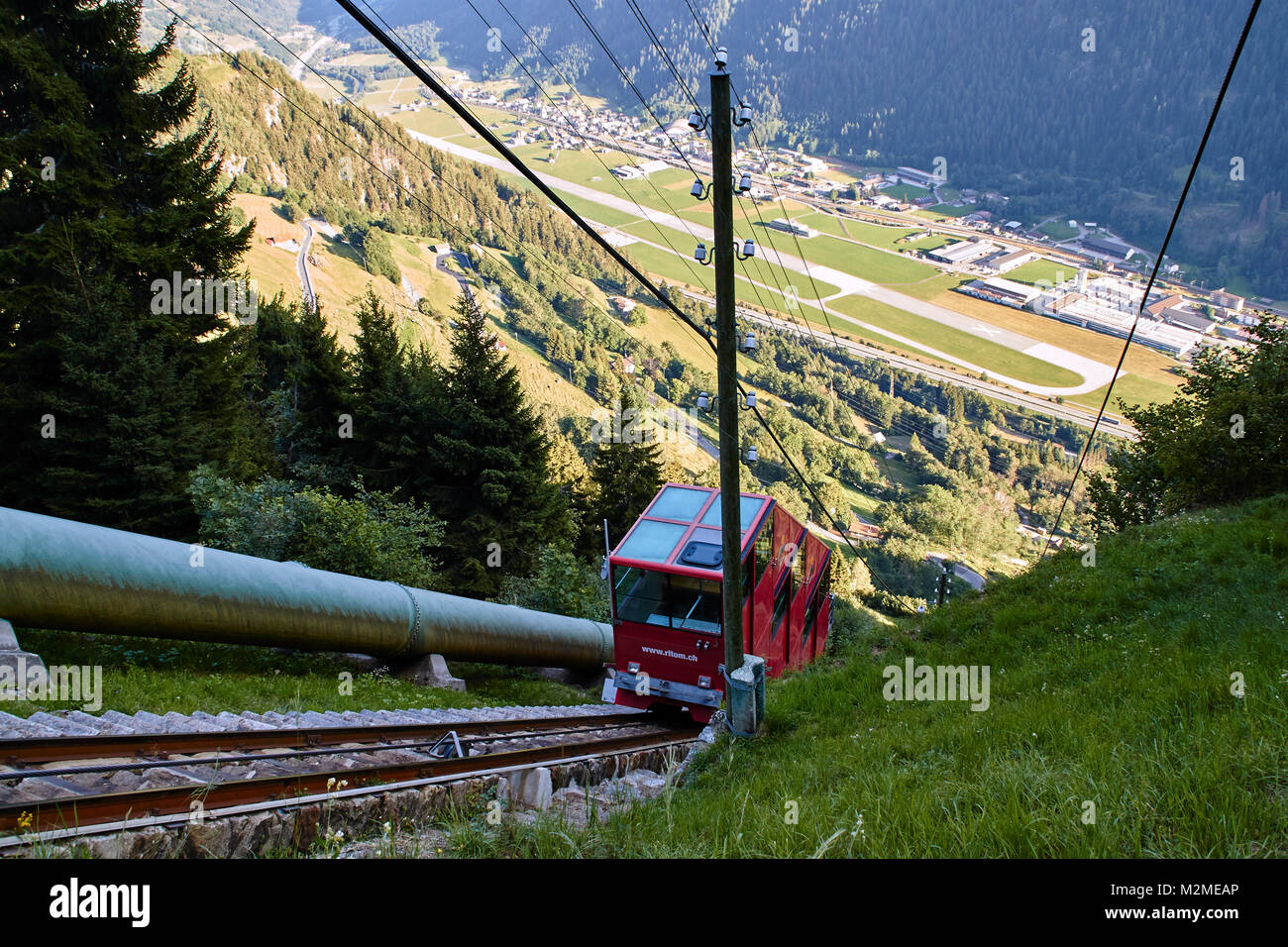 Die Seilbahn zum Lago Ritóm, Schweiz Stockfoto