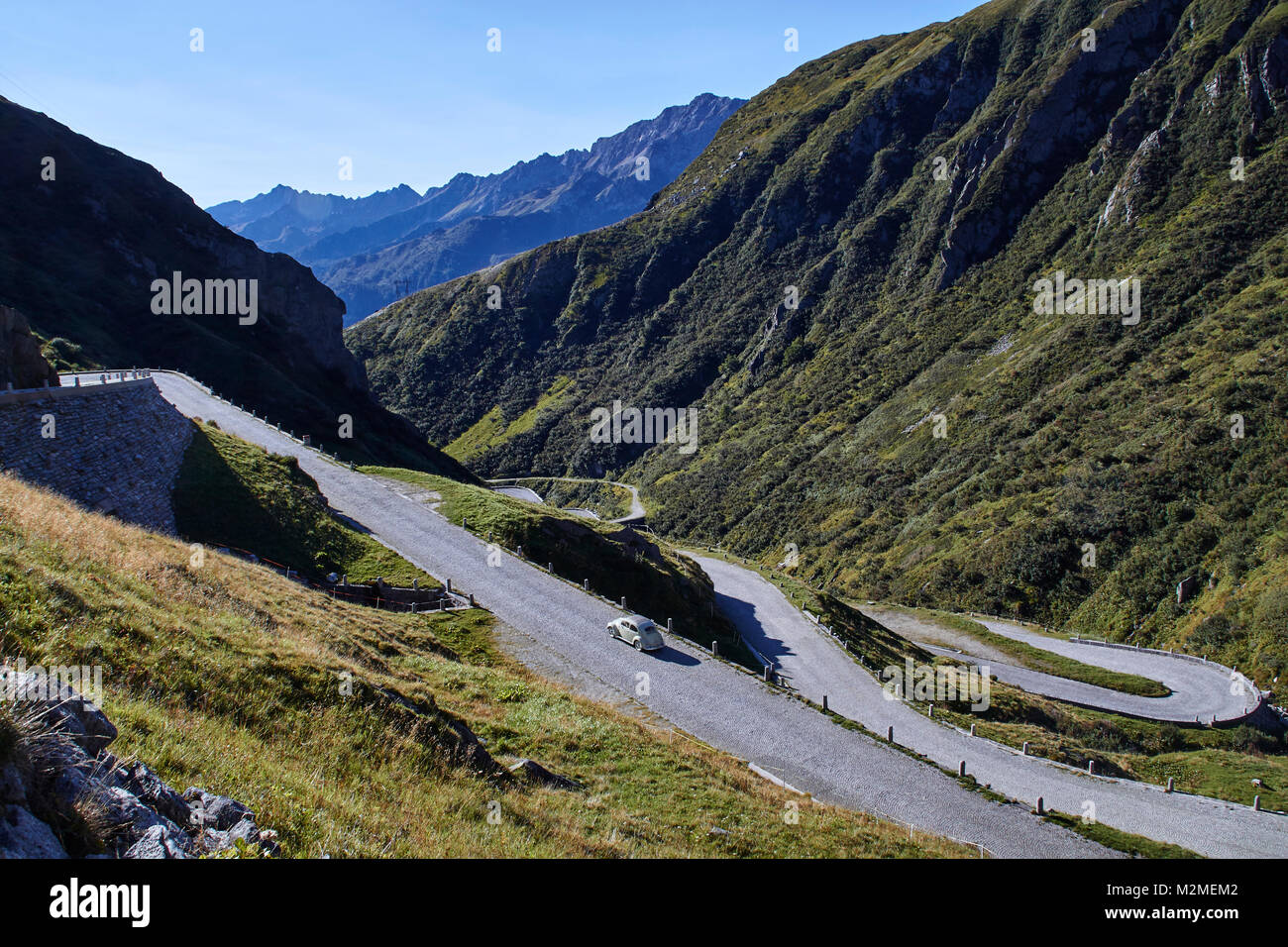 VW-Käfer fahren Sie die Via Tremola Stockfoto