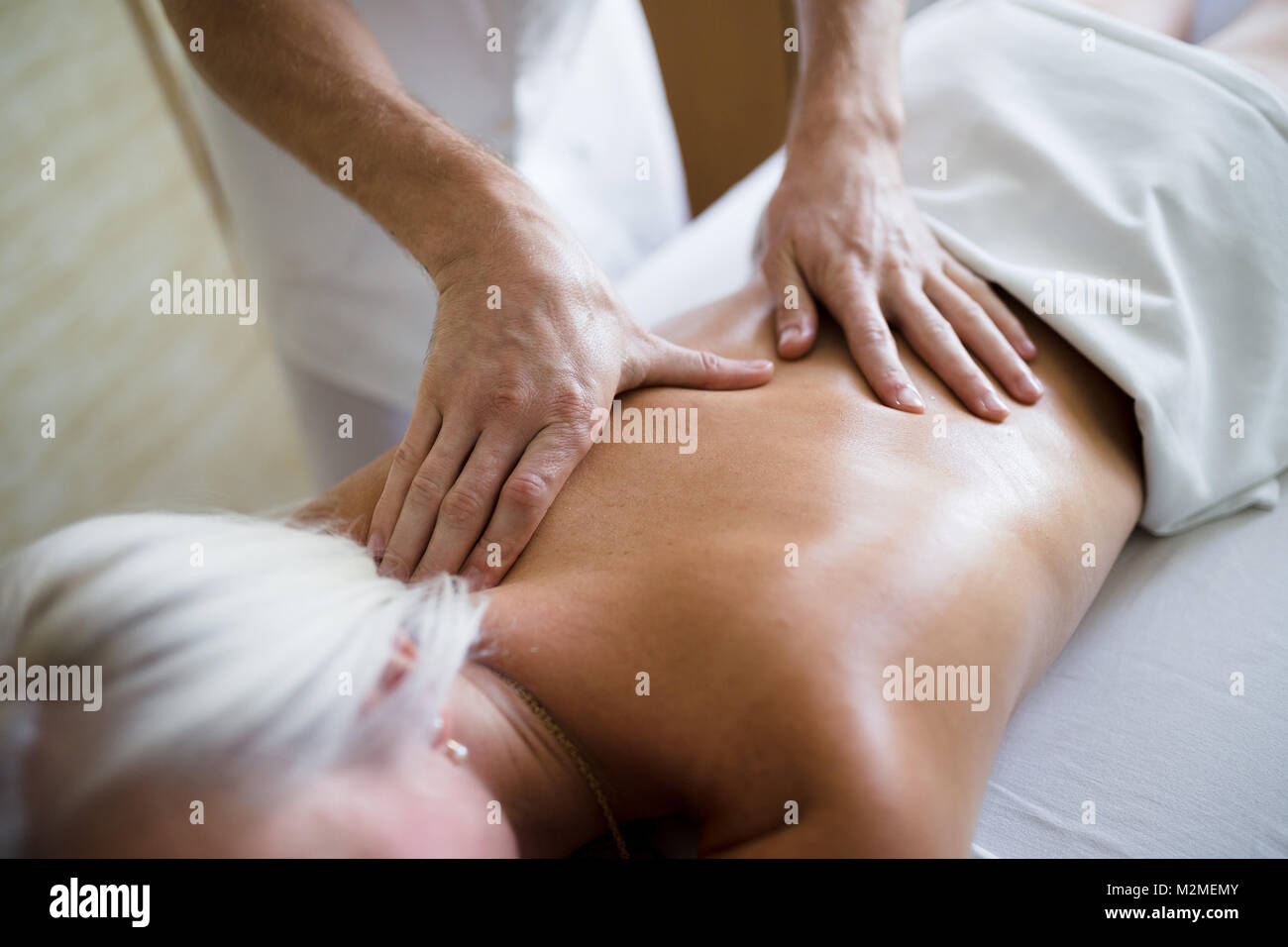 In der Nähe der weiblichen erhalten zurück Massage von männlichen professionellen Masseur. Körperpflege, Hautpflege, Wellness, Wohlbefinden, Gesundheit, Schönheit Behandlungskonzept. Stockfoto