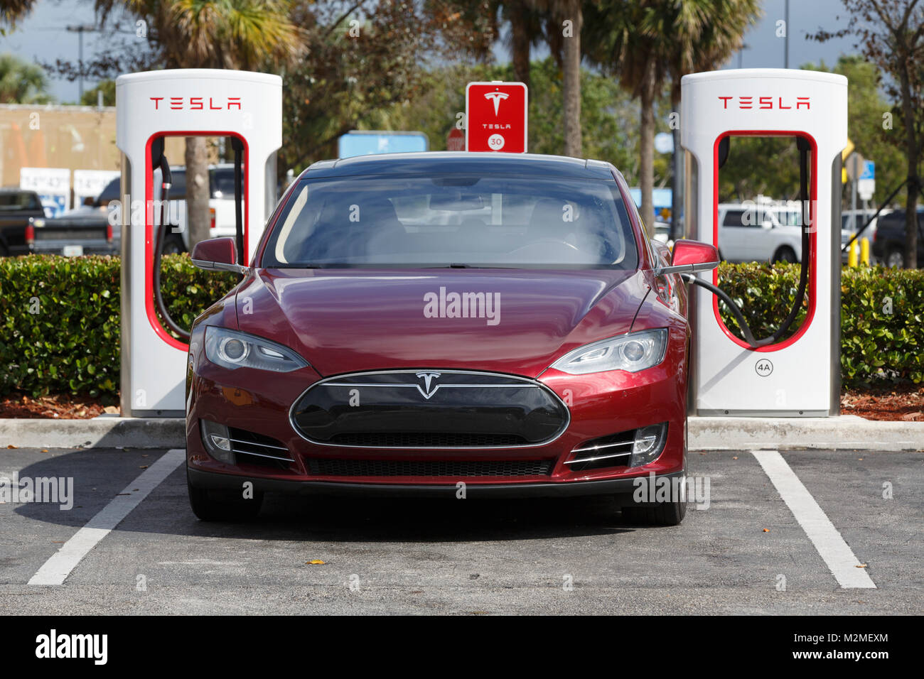 Tesla aufgeladen wird, elektrische Auto Fahrzeug Ladestation, Florida, USA Stockfoto