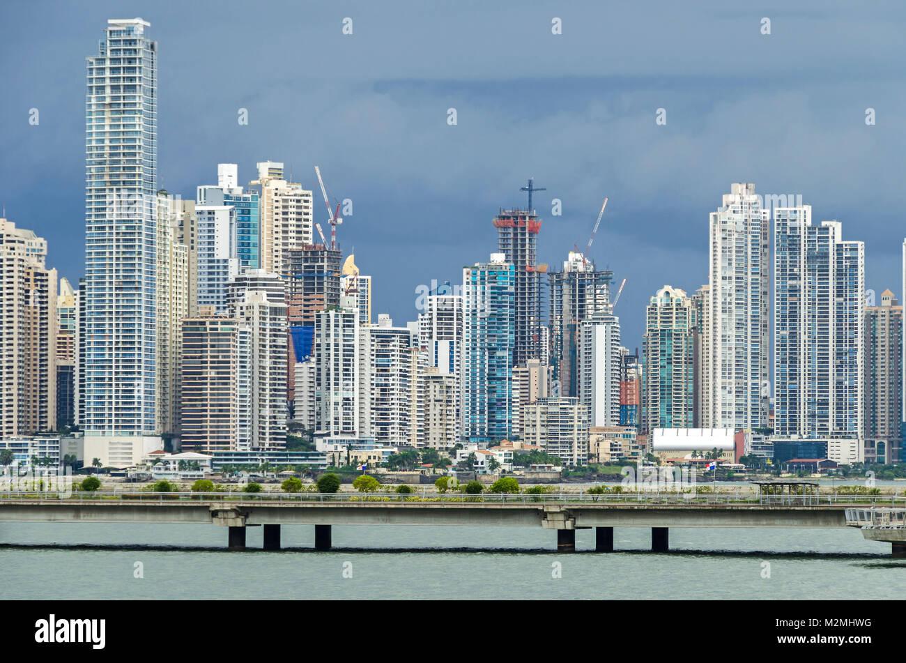 Panama City, Panama - November 3, 2017: Bauboom in Panama City. Skyline von Panama City an einem bewölkten Tag mit modernen Gebäuden. Blick von Cin Stockfoto