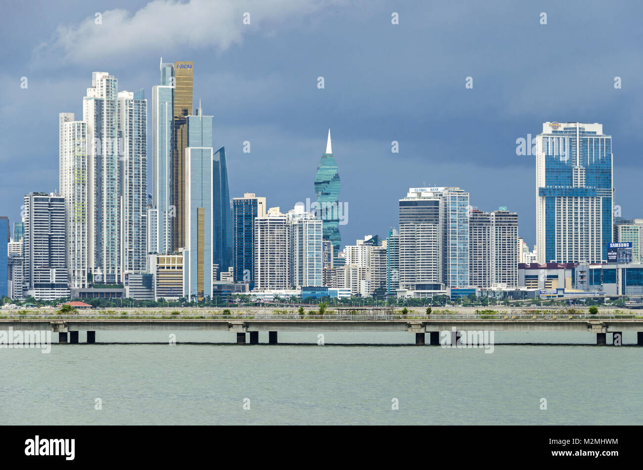 Panama City, Panama - November 3, 2017: Skyline von Panama City an einem bewölkten Tag mit modernen Gebäuden, die F&F Tower, globale Bank und Bicsa Finanzielle C Stockfoto
