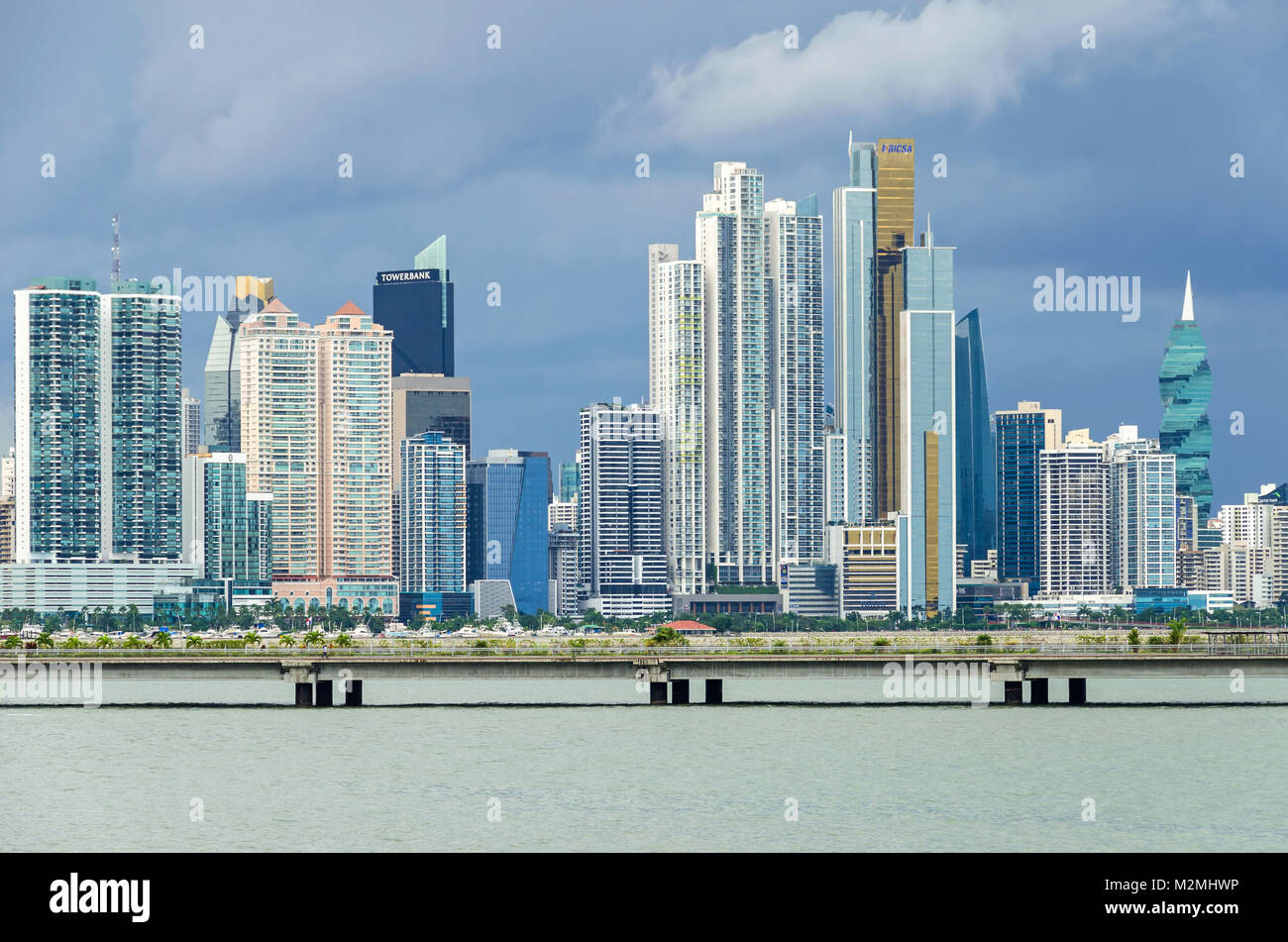 Panama City, Panama - November 3, 2017: Skyline von Panama City an einem bewölkten Tag mit modernen Gebäuden, die F&F Tower, Tower Bank und Bicsa finanzielle Ce Stockfoto
