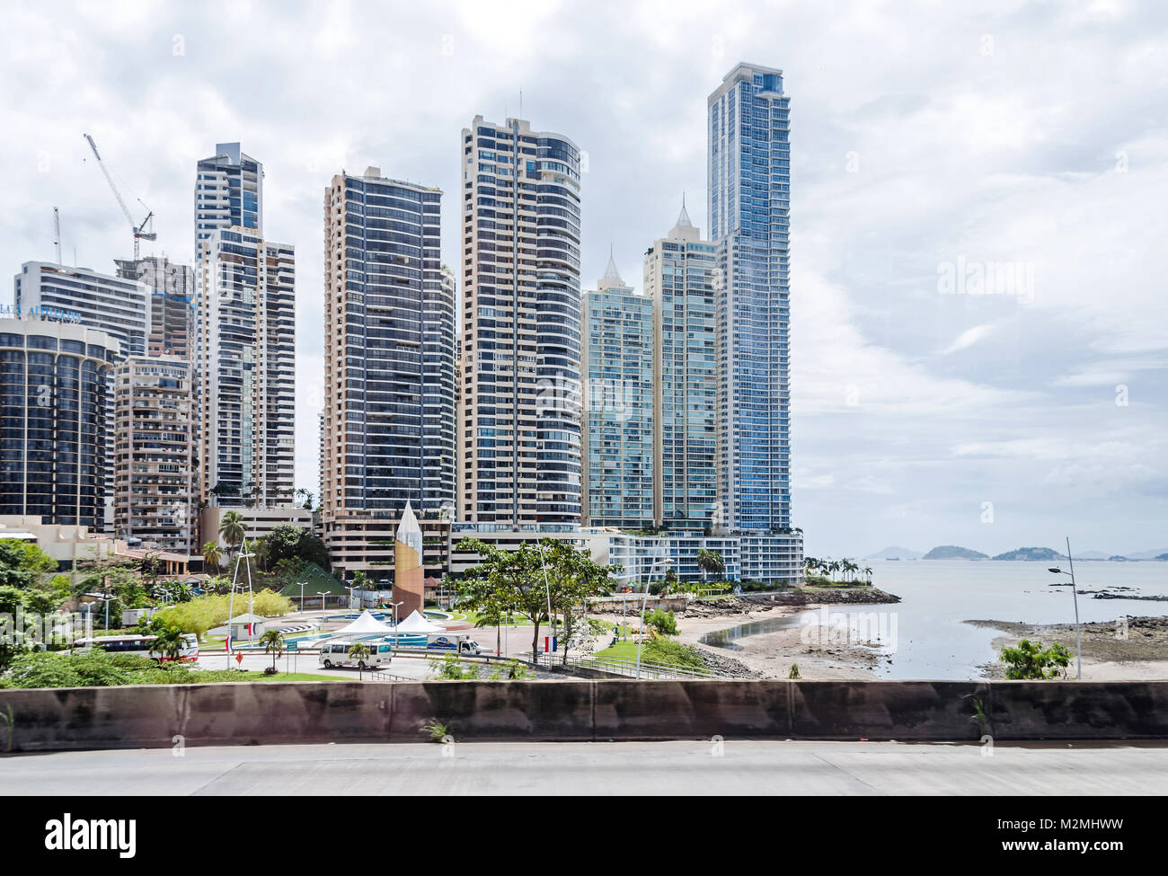 Panama City, Panama - November 3, 2017: Bauboom in Panama City. Punta Paitilla, Hotel Plaza Paitilla Inn auf der linken Seite. Blick von Cinta Coster Stockfoto