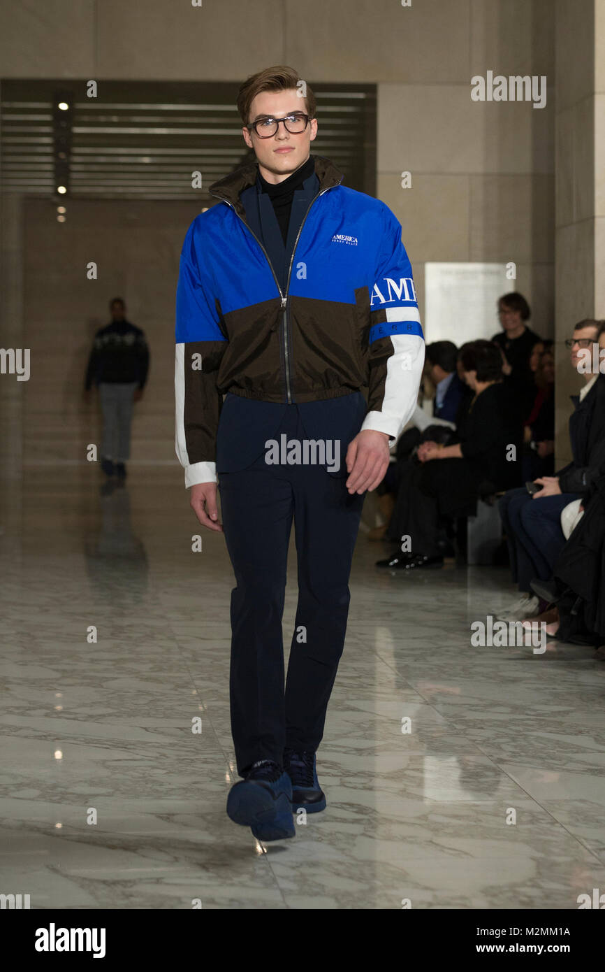 New York, Vereinigte Staaten. 06 Feb, 2018. Modell Spaziergänge Landebahn für Perry Ellis Herbst/Winter Kollektion 2018 Am Hippodrom Gebäude während New York Mens Fashion Week Credit: Lev Radin/Pacific Press/Alamy leben Nachrichten Stockfoto