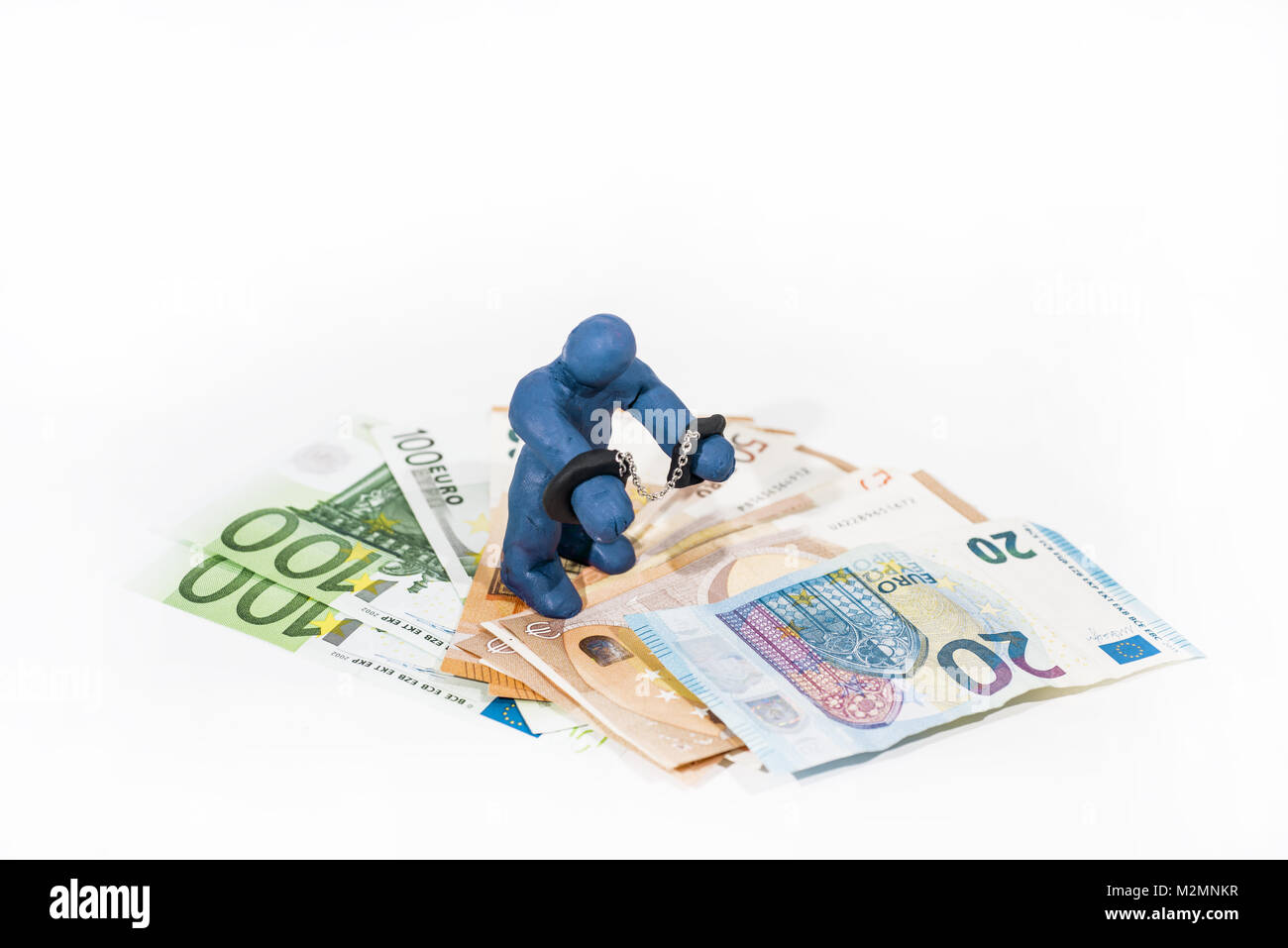 Abstrakte Bild der finanziellen Betrügereien. Kleine Figur aus dem Spiel Ton in Handschellen. Stockfoto
