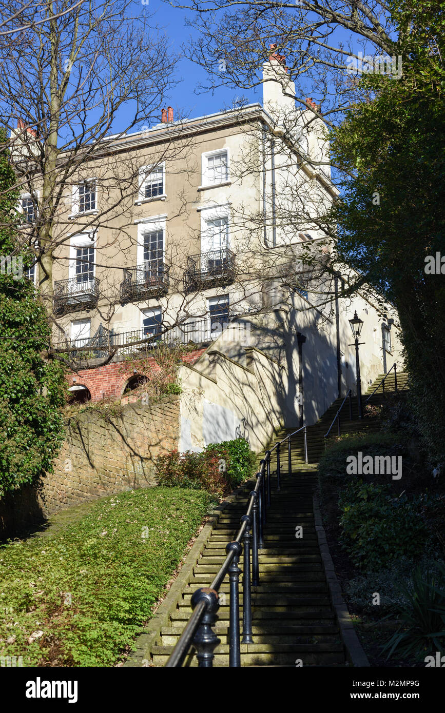 Gebäude und Treppe im Park Estate in Nottingham, UK. Stockfoto