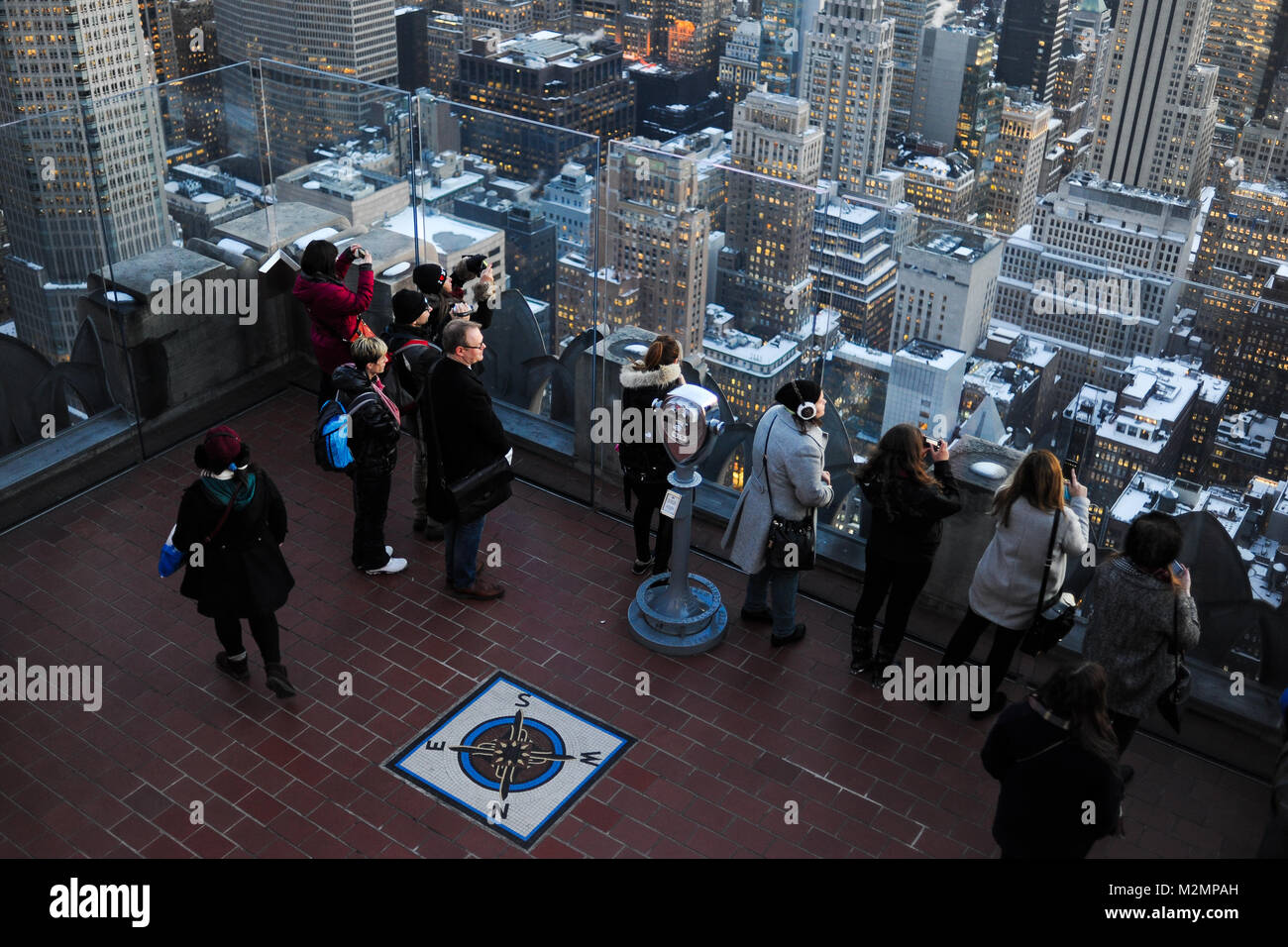 Touristen machen Fotos von den Sonnenuntergang vom Rockefeller Center in New York City. Stockfoto