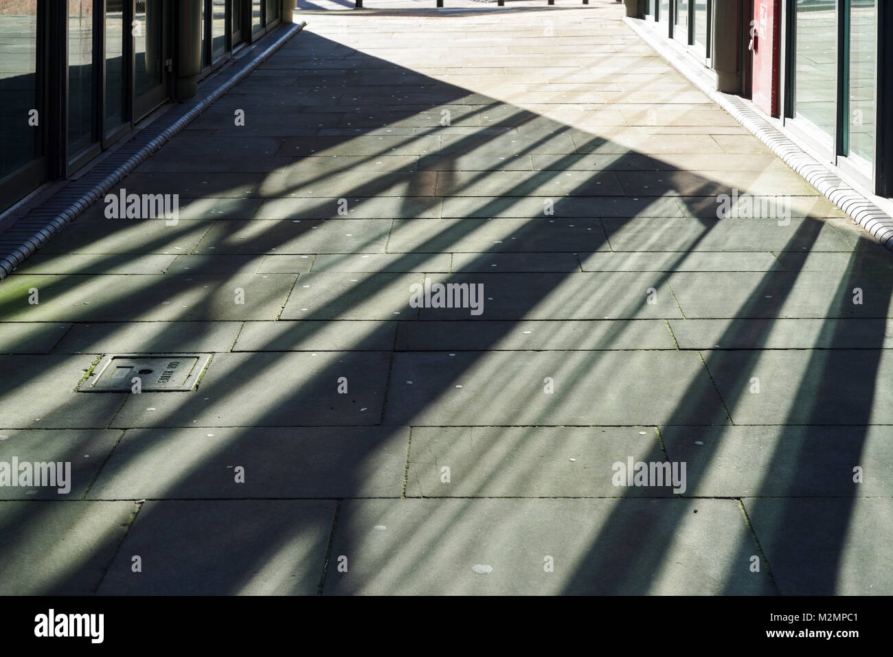Schatten durch Sonnenlicht durch Glas in City Centre, Vereinigtes Königreich. Stockfoto