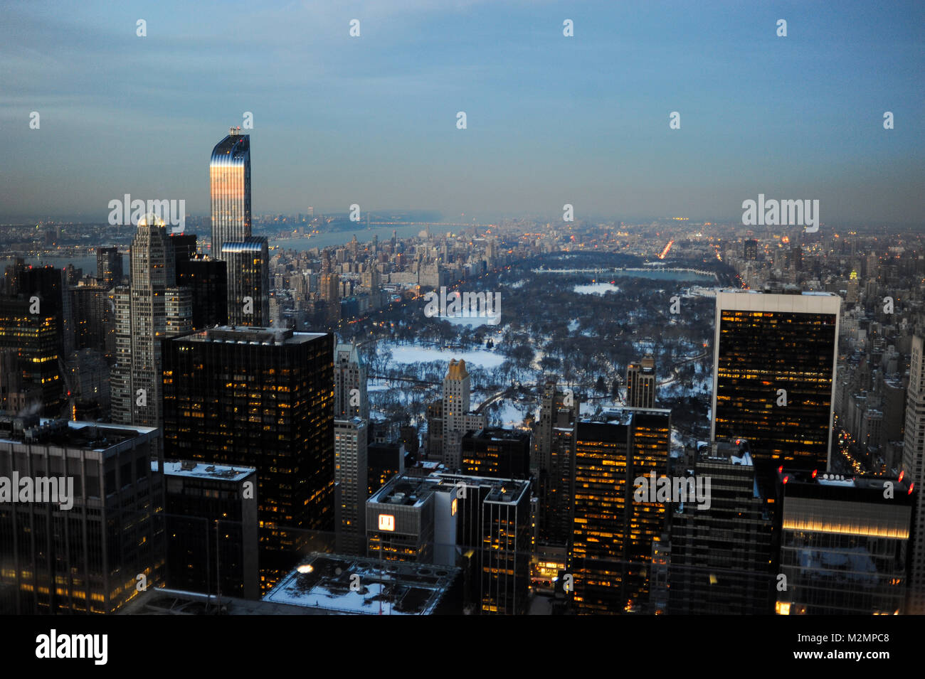 Blick auf den Central Park bei Sonnenuntergang vom Rockefeller Aussichtsplattform in New York City. Stockfoto