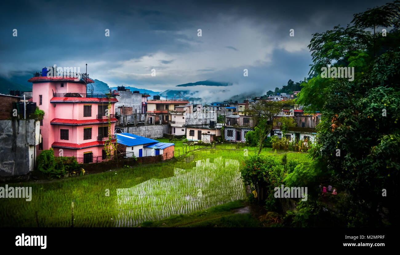 Blick vom Balkon des Hotels in Nepal mit Blick auf Wohneinheiten in Besisahar nach Abschluss der Annapurna Circuit Trek Stockfoto