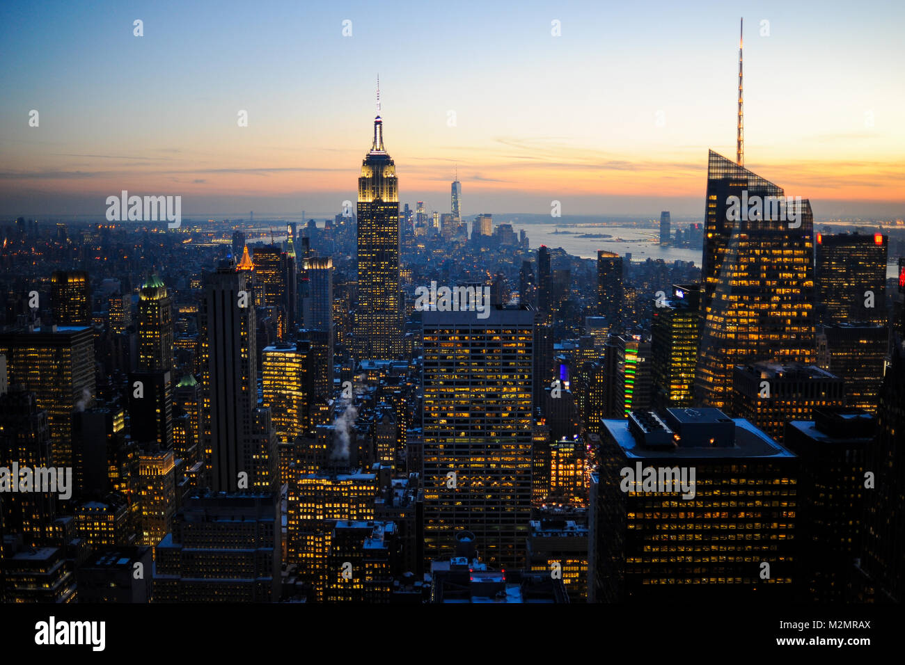 Sonnenuntergang vom Rockefeller Center in New York City gesehen. Stockfoto