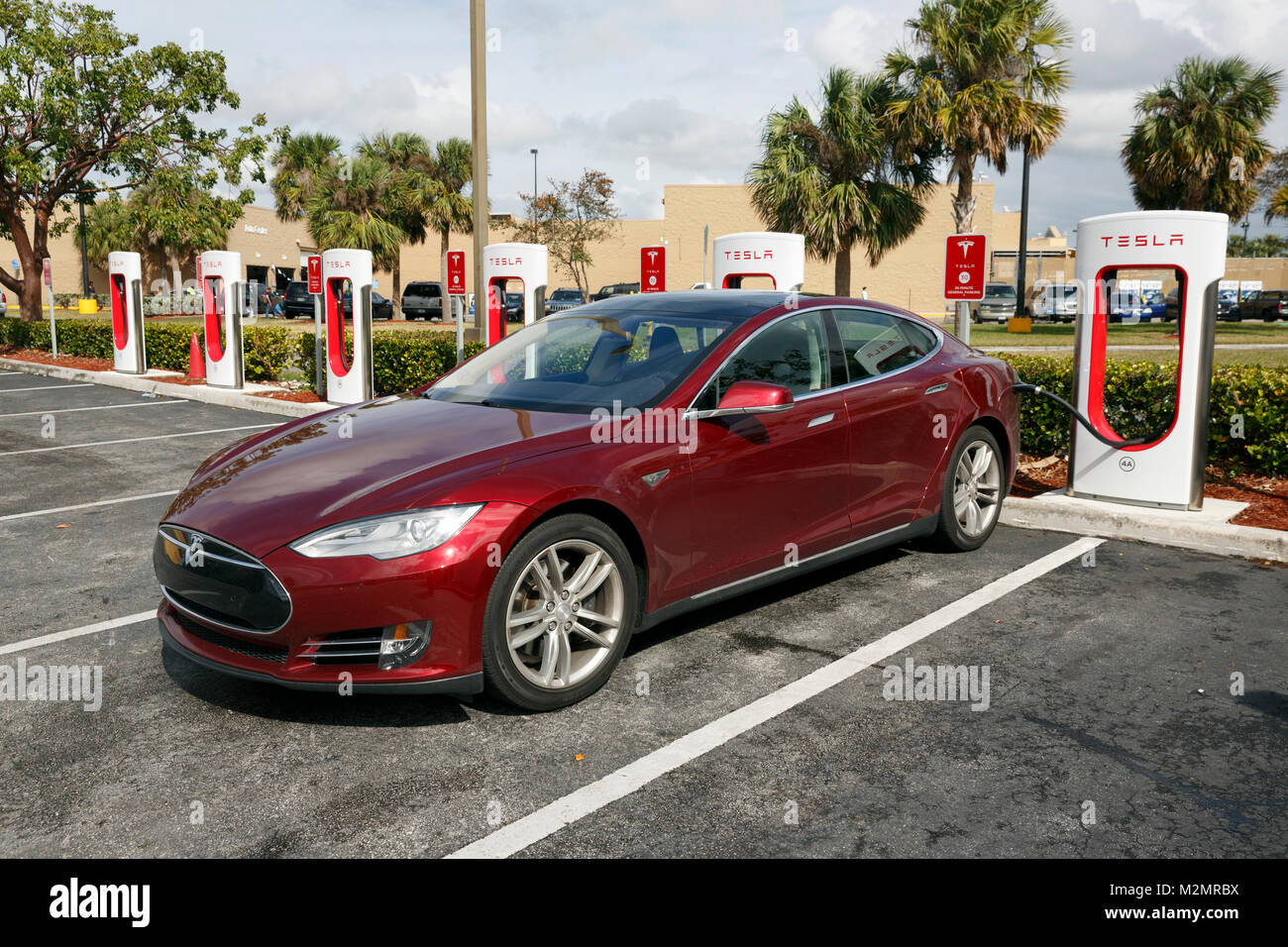 Tesla aufgeladen wird, elektrische Auto Fahrzeug Ladestation, Florida, USA Stockfoto