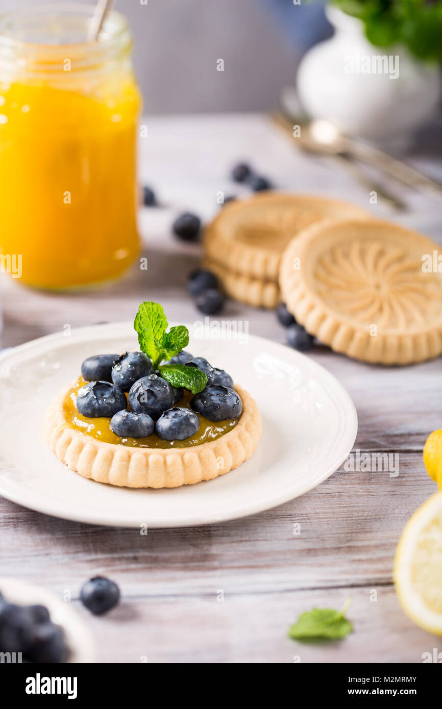 Lemon curd Törtchen mit frischen Blaubeeren Stockfoto