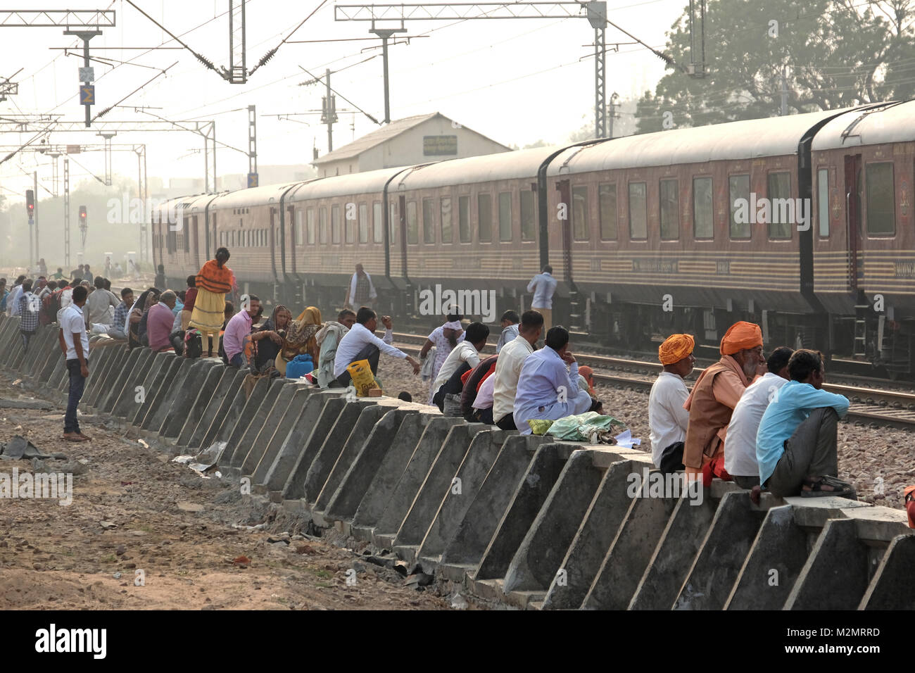 Indische Fahrgäste auf den Spuren für einen Zug anreisen, Rajasthan, Indien warten Stockfoto