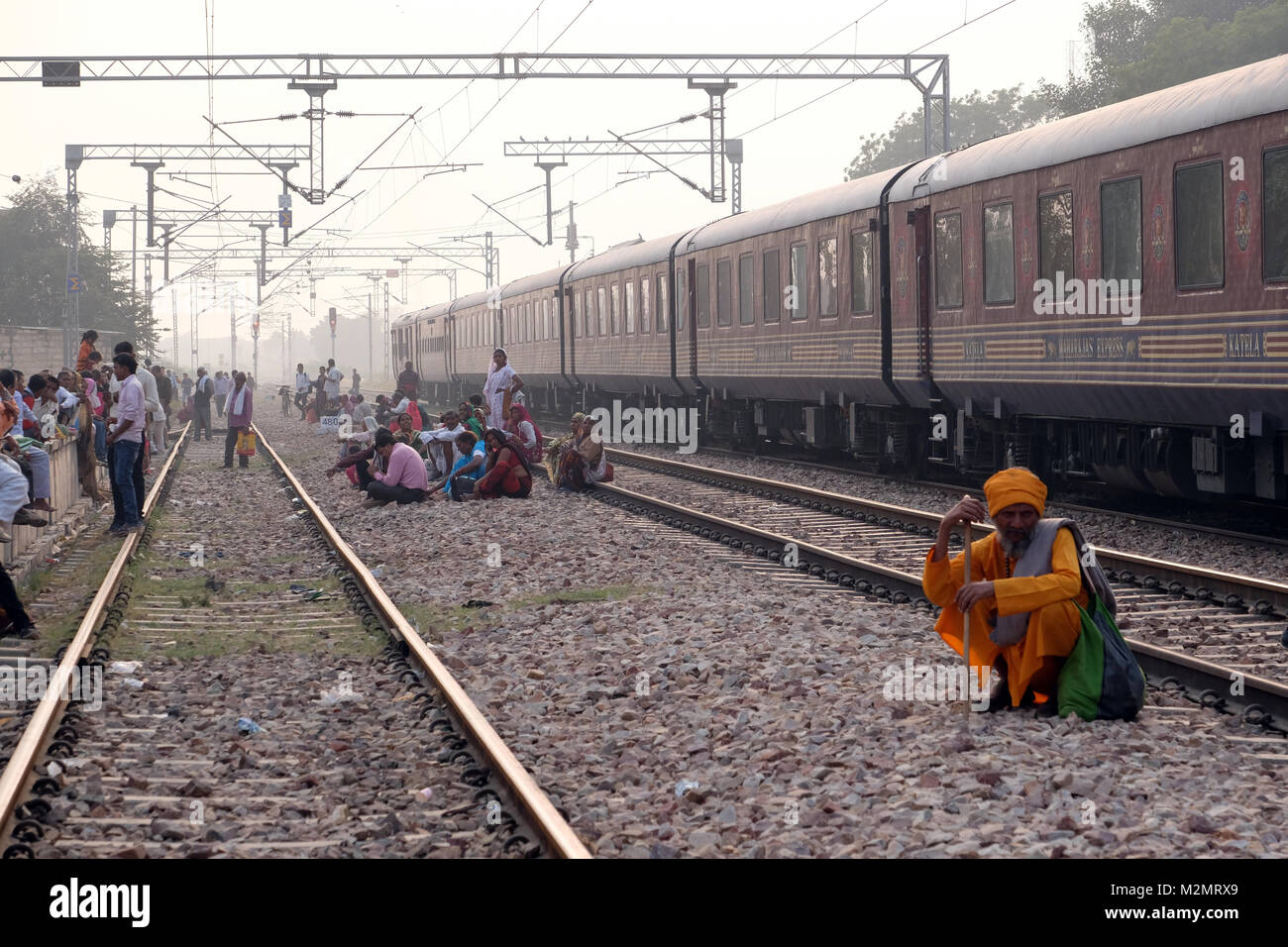 Indische Fahrgäste auf den Spuren für einen Zug anreisen, Rajasthan, Indien warten Stockfoto