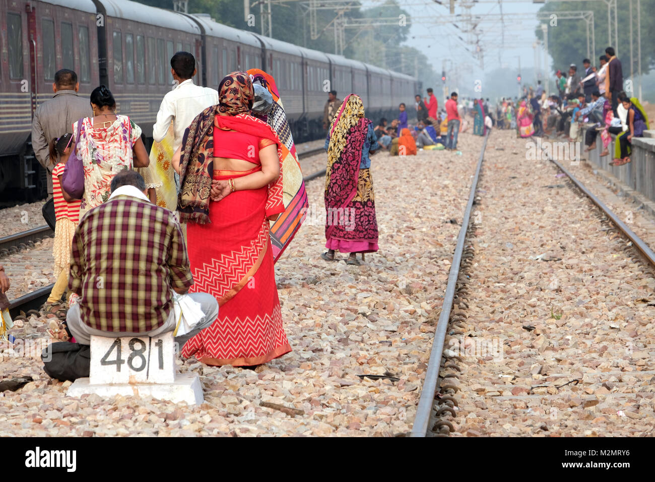 Indische Fahrgäste auf den Spuren für einen Zug anreisen, Rajasthan, Indien warten Stockfoto