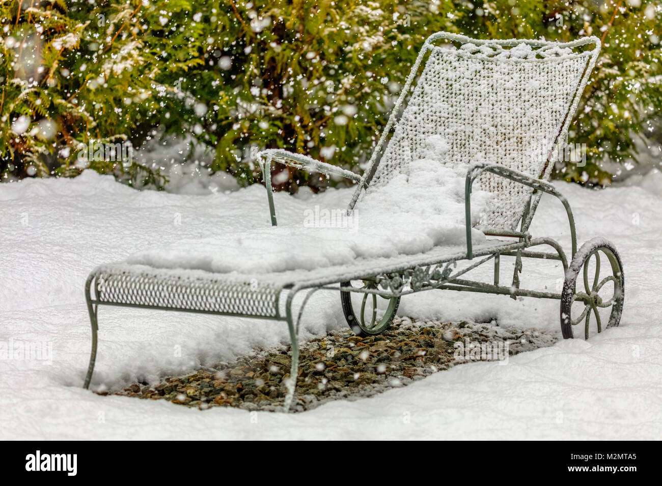 Schnee bedeckt Liegestuhl Stockfoto