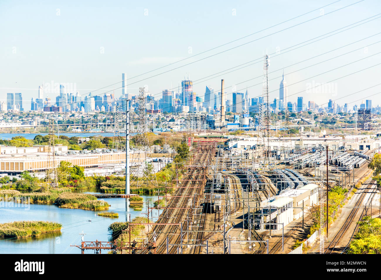 Kearny, USA - 27. Oktober 2017: industriellen Fabrik CSX Versand Komplex in New Jersey mit stadtbild Skyline von Manhattan, New York City, während des Tages, Stockfoto