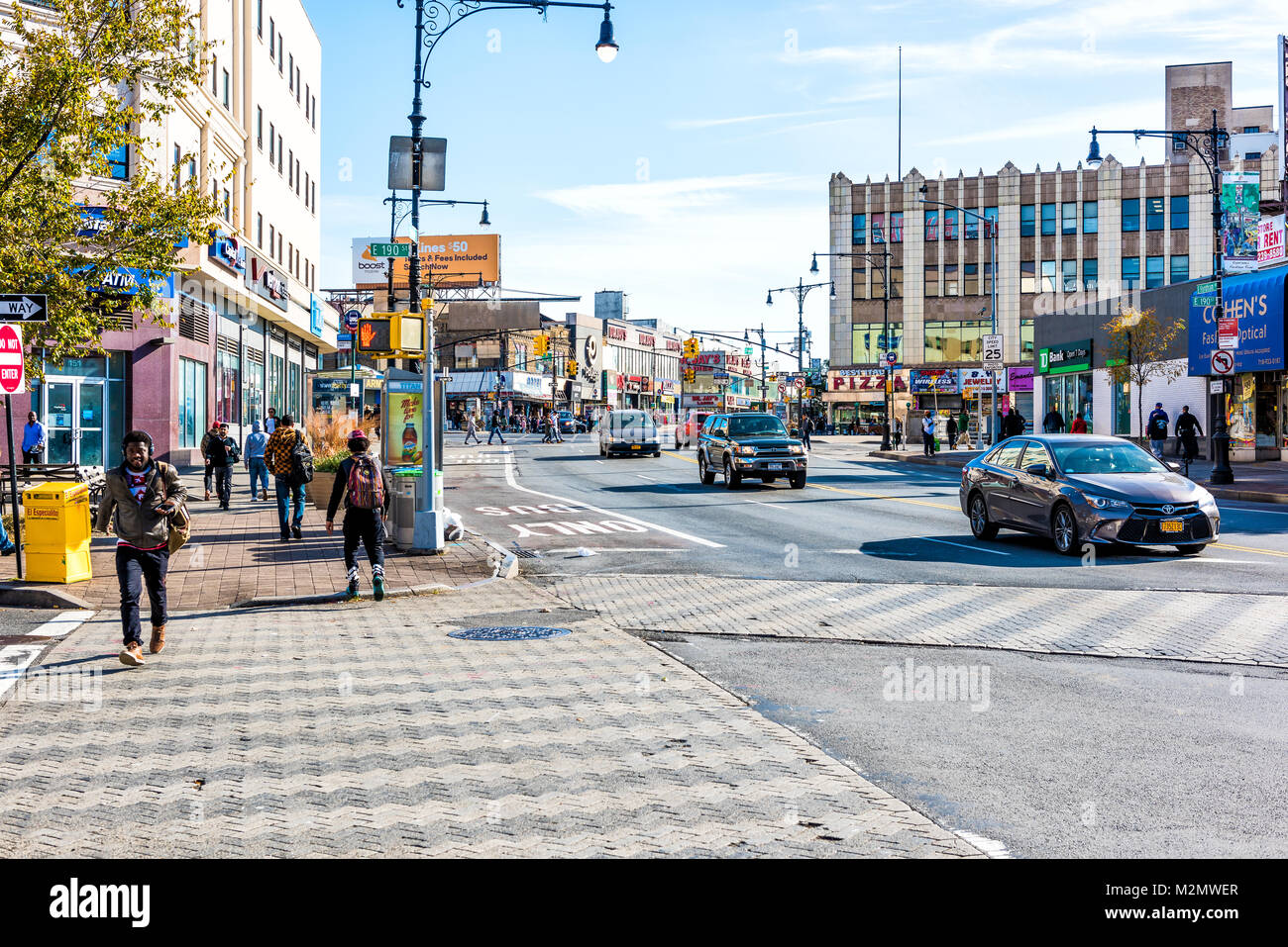 Bronx, USA - Oktober 28, 2017: Überqueren der Straße in Fordham Höhen Center, New York City, NEW YORK CITY morgen, Autos, sonnigen Tag Stockfoto