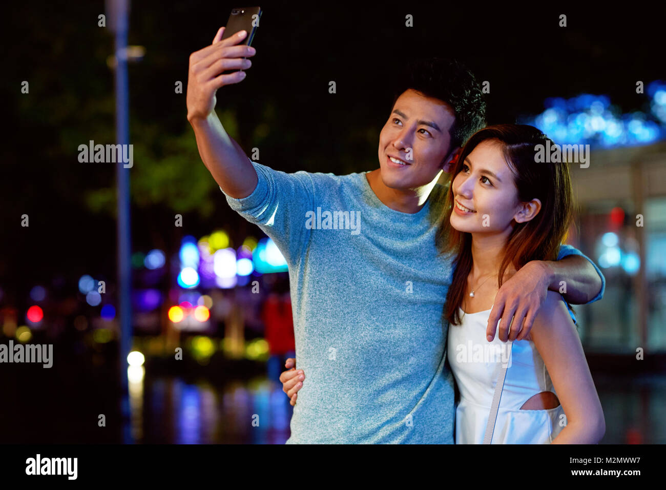 Junge Liebhaber in den Selbstauslöser Stockfoto