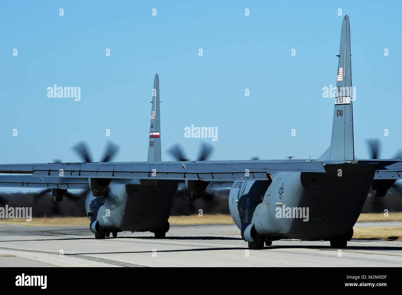 Us Air Force C-130J Super Hercules zum 317. Airlift Wing und 19 Airlift Wing an Little Rock Air Force Base, Arche zugeordnet zum Abflug in Dyess Air Force Base, Texas, Jan. 30, 2018 vorbereiten. Little Rock AFB nahm an der Betriebsbereitschaft Übung 08-07, die die Ziele des Air Mobility Command das volle Spektrum Bereitschaft erfüllt. (U.S. Air Force Foto von Airman First Class, Emily Copeland) Stockfoto