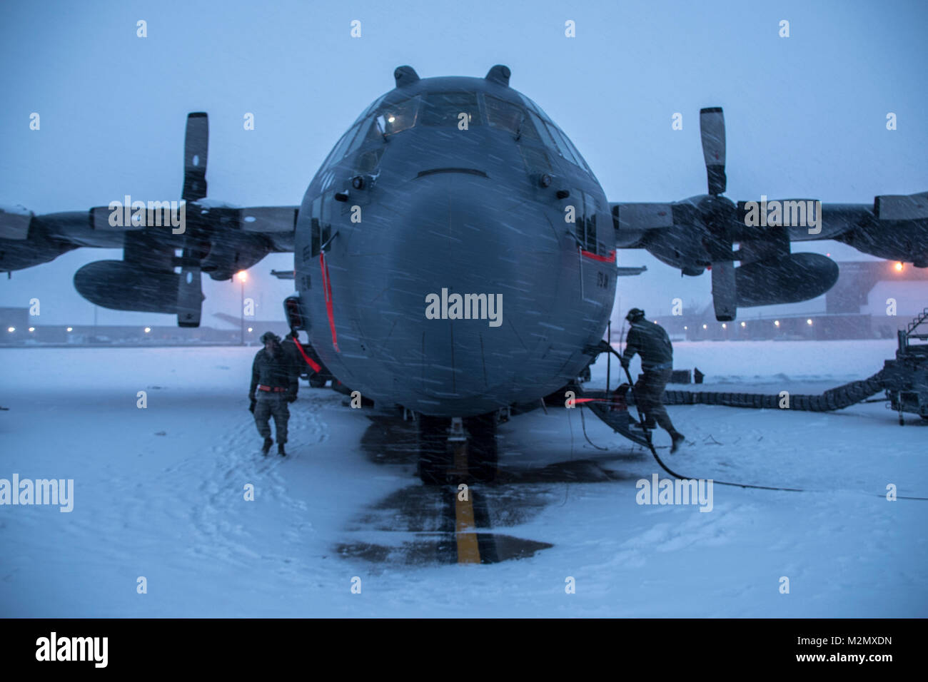 Flieger arbeiten an der Bremse Systeme einer C-130H Hercules während eines Schneesturms, 07.02.2018, an der 179th Airlift Wing, Mansfield, Ohio. Die 179Th Airlift Wing Maintenance Group prüft regelmäßig, alle Aspekte ihrer Flugzeuge mission Bereitschaft mit bereit Flieger und Flugzeuge bereit zu halten. (U.S. Air National Guard Foto von Tech. Sgt. Joe HarwoodReleased) Stockfoto