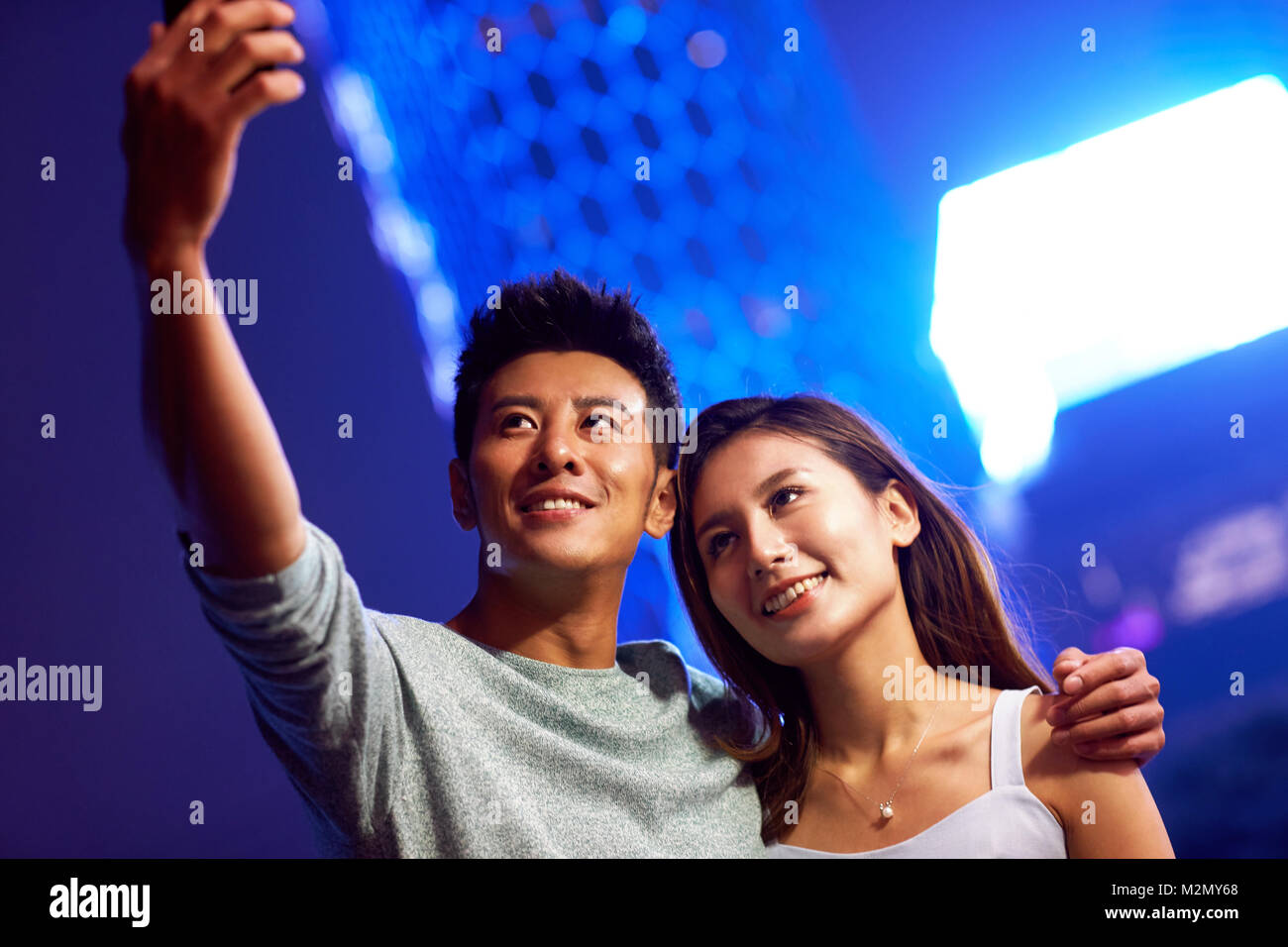 Junge Liebhaber in den Selbstauslöser Stockfoto