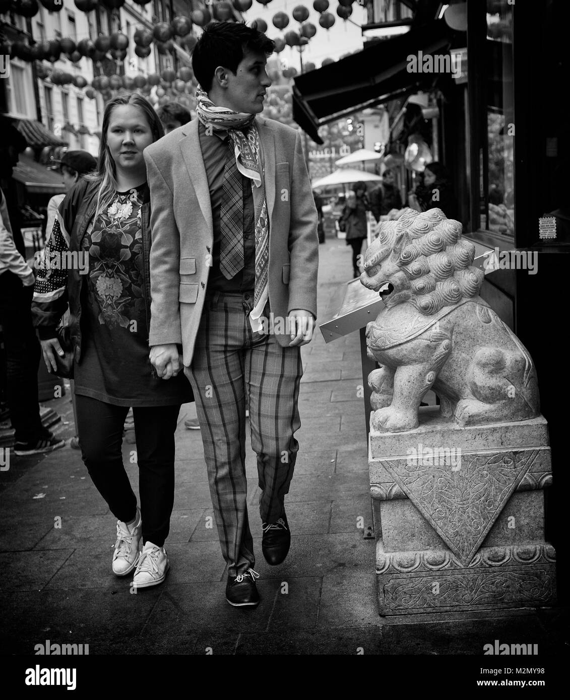 Schwarz-weiß Foto eines jungen Paares gingen Hand in Hand in China Town, Soho, London, England, Vereinigtes Königreich, Kredit: London Snapper Stockfoto