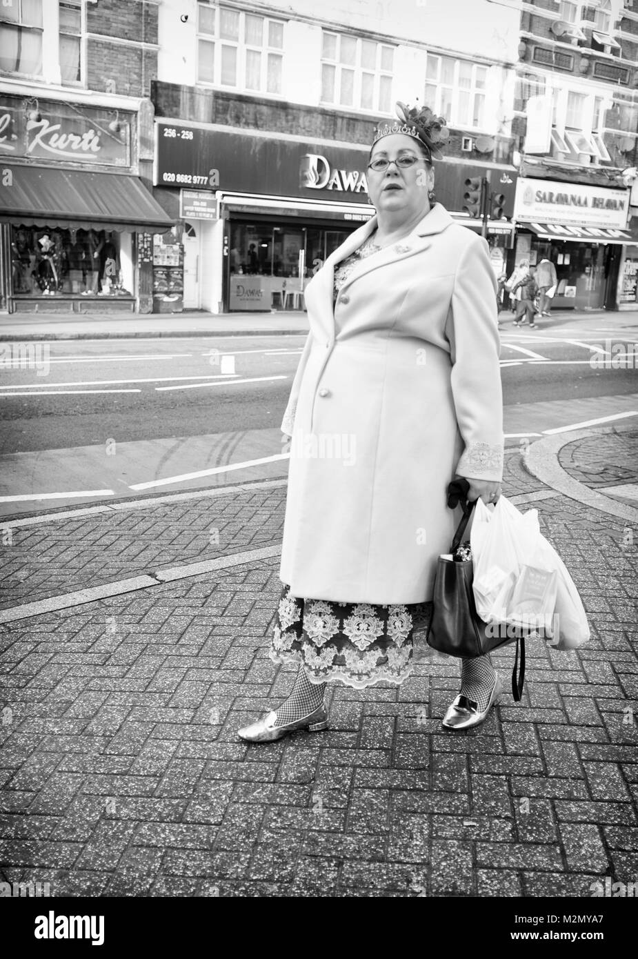 Schwarz-weiß Foto einer Frau einkaufen in Tooting High Street, London, England. De, Kredit: London Snapper Stockfoto