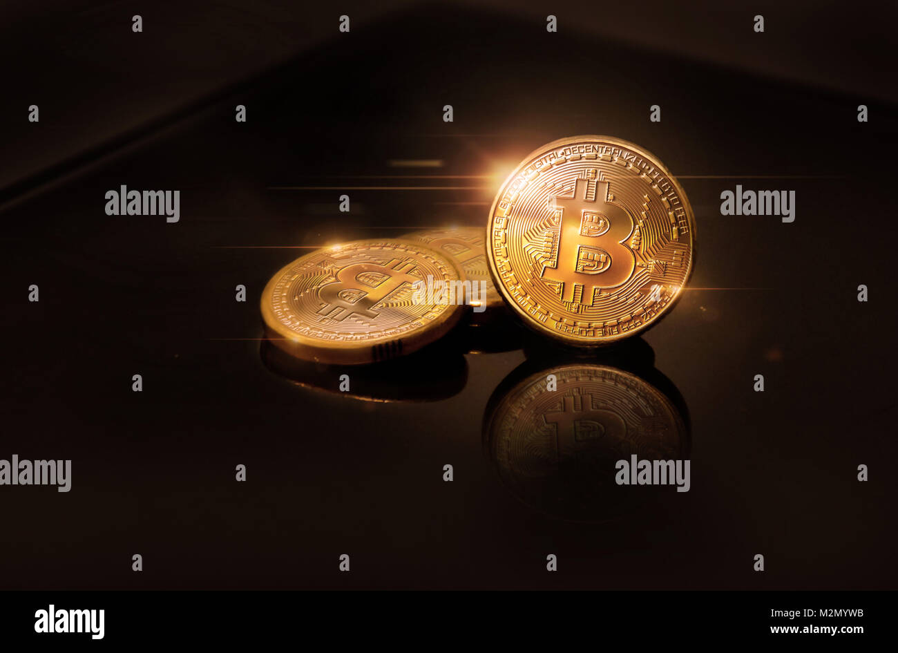 Stapel von Gold Bitcoins, (a cryptocurrency) auf eine reflektierende Oberfläche fotografiert. Stockfoto