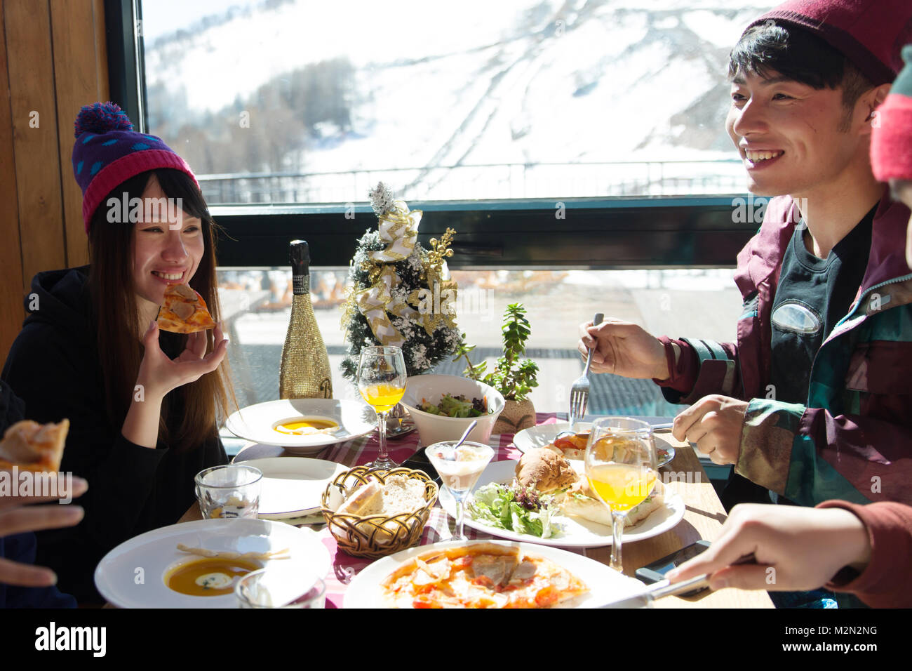 Junge Männer und Frauen im Restaurant zum Abendessen. Stockfoto