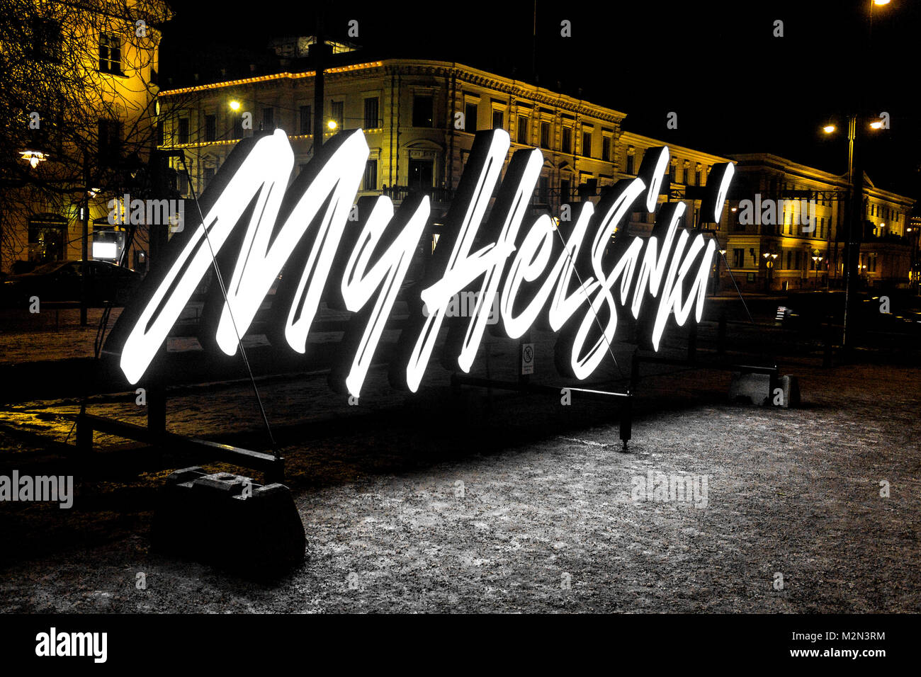 Die MyHelsinki Zeichen in der Nacht in Pohjoisesplanadi, Logo der Touristeninformation und lokalen Guide von Helsinki, Hauptstadt von Finnland Stockfoto