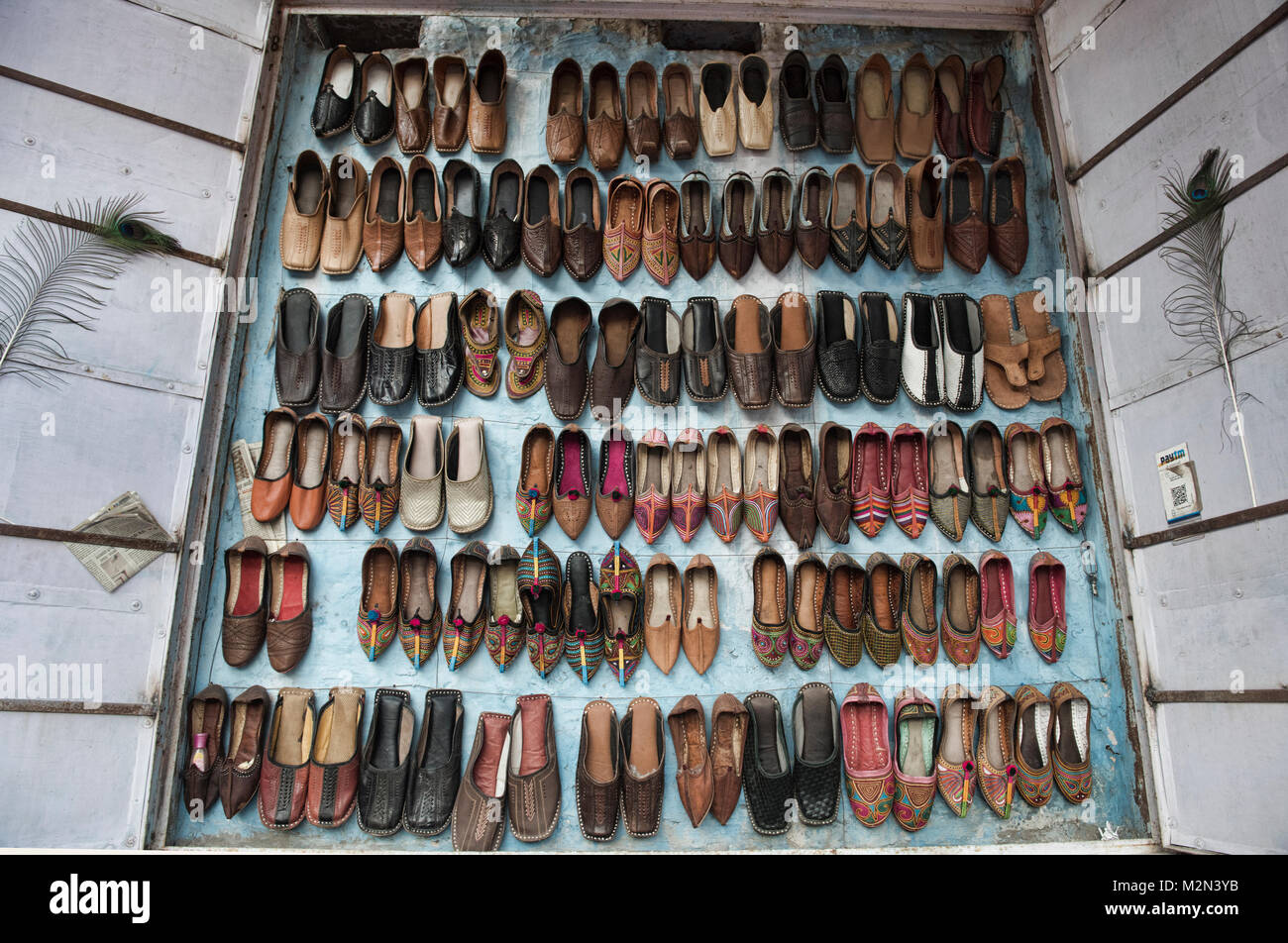 Mojari Schuhe und andere handgefertigte Schuhe aus Rajasthan, Jaipur, Indien Stockfoto