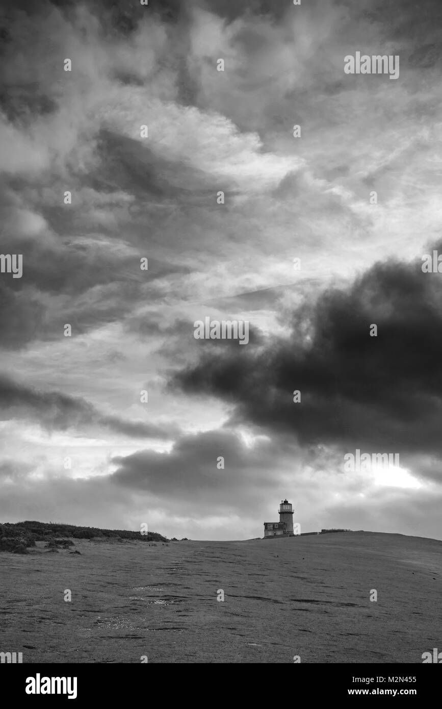 Schöne schwarze und weiße Landschaft Bild von Belle Tout lighthouse auf der South Downs National Park während der stürmischen Himmel Stockfoto