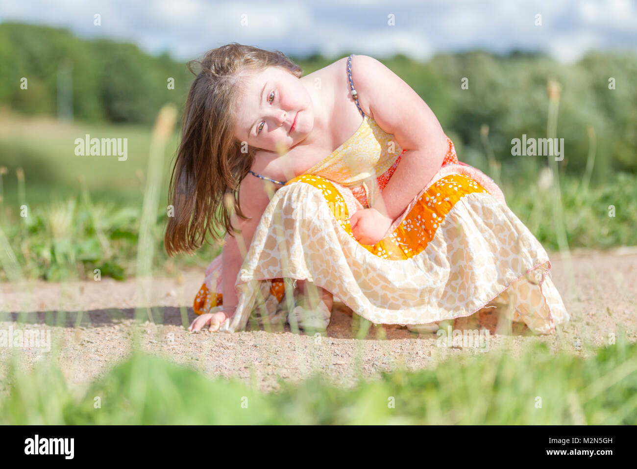 Junges Mädchen mit Down-syndrom genießen Sie die Morgensonne mit grandparants. Stockfoto