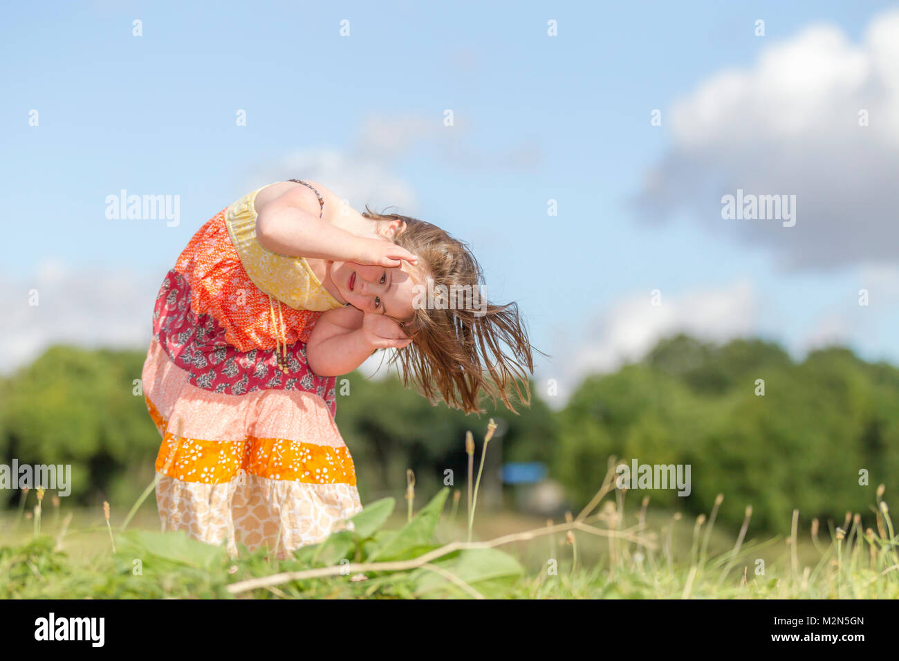 Junges Mädchen mit Down-syndrom genießen Sie die Morgensonne mit grandparants. Stockfoto